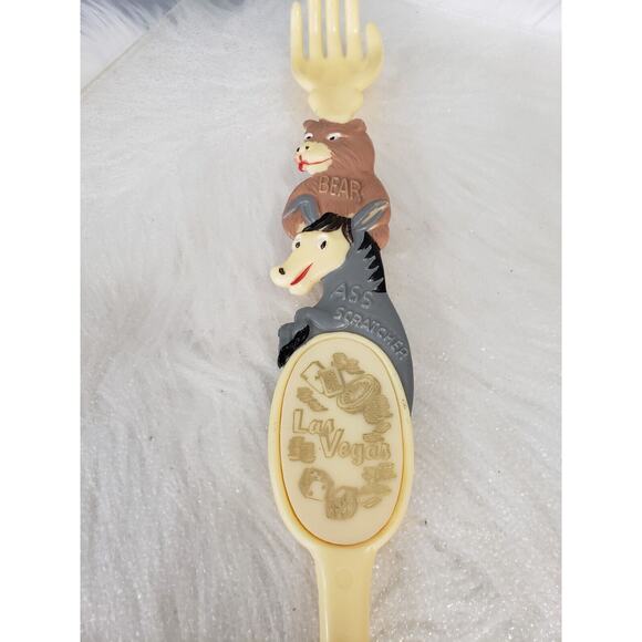 Vintage Genuine BEAR ASS SCRATCHER Plastic Back Hand Donkey Brown Bear Las Vegas - Picture 10 of 11